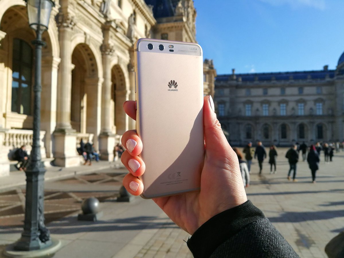 Fashionights's tweet photo. RT &amp; follow for a chance to #win a @HuaweiMobileCan P10 in Prestige Gold! https://t.co/0f12y7fD8Y #FXMAS17 #Ad https://t.co/mjWjOEzP4N