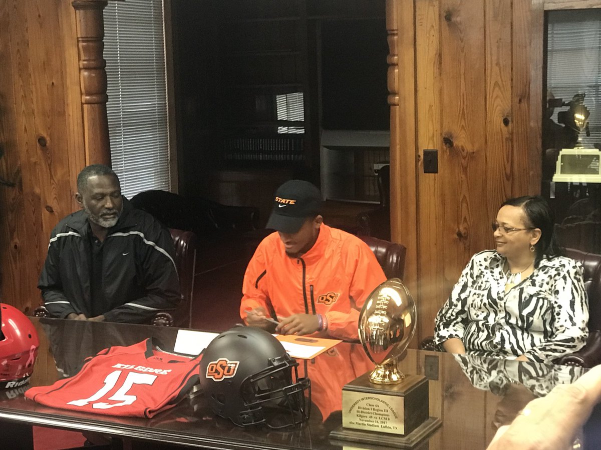 Teslalivechat36's tweet photo. Congrats to @Kid_Kuddi15 on making it official. #K17ogs #GoPokes https://t.co/JbI7dLzPxs