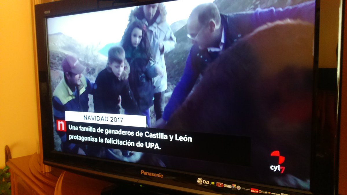 upacyl's tweet photo. Gracias @rtvcyl x trasladar a la sociedad de #CastillayLeón la  #FelizNavidad de @UPA_Federal con el vídeo #LasVacasPrimero protagonizado x un ganadero de #Ávila @Upajovencyl @UPAJoven @fademur https://t.co/lKZxCpjSrH