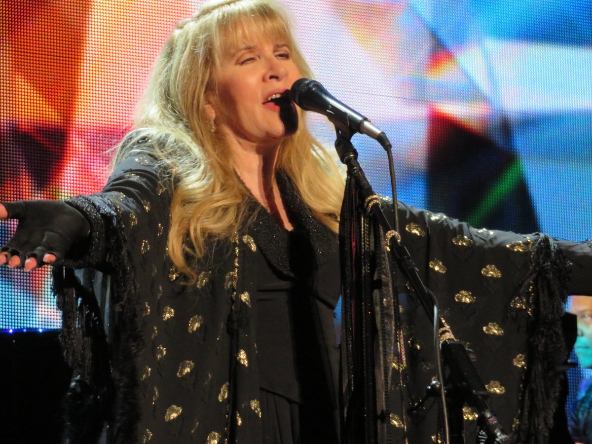 StevieNixChain's tweet photo. She's going to leave you.. Crying in the Night ~
#stevienicks #cryinginthenight #lyrics #24karatgoldtour #nassaucoliseum #longisland #ny #standback #cape #shawl #gloves #fleetwoodmac #buckinghamnicks #concertphoto by #stevienickschain https://t.co/Zrt6yQLSN1