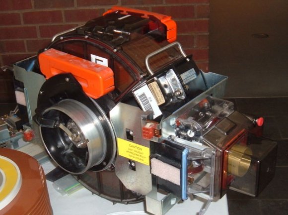 F1RSTglobal's tweet image. #RoboFact! #DYK that in 1981, a 1-GB drive cost about $400,000 &amp;amp; weighed over 500 pounds? IBM introduced the first hard disk drive to break the 1 GB barrier in 1980. Its cabinet was about the size of a fridge and the whole thing weighed in at 550 pounds (250 kg).  #FactoftheDay