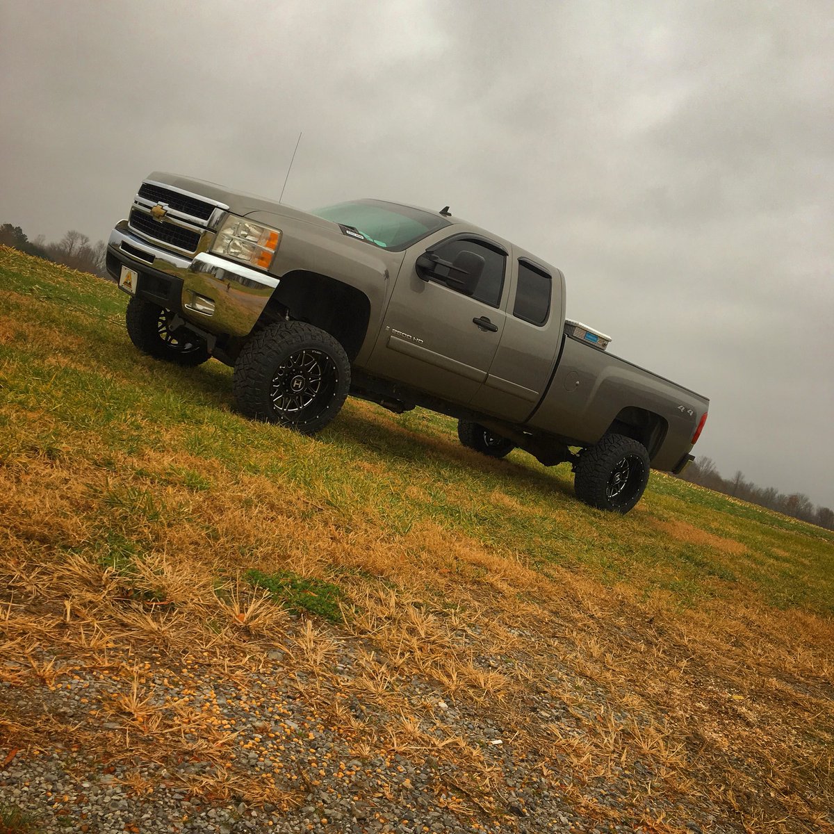 DCEdwards7D's tweet photo. Change is good. #20x12’s #zonelift #nittos @rollincoalclub @RollingCoalBaby #duramax https://t.co/jPiyRr40WI