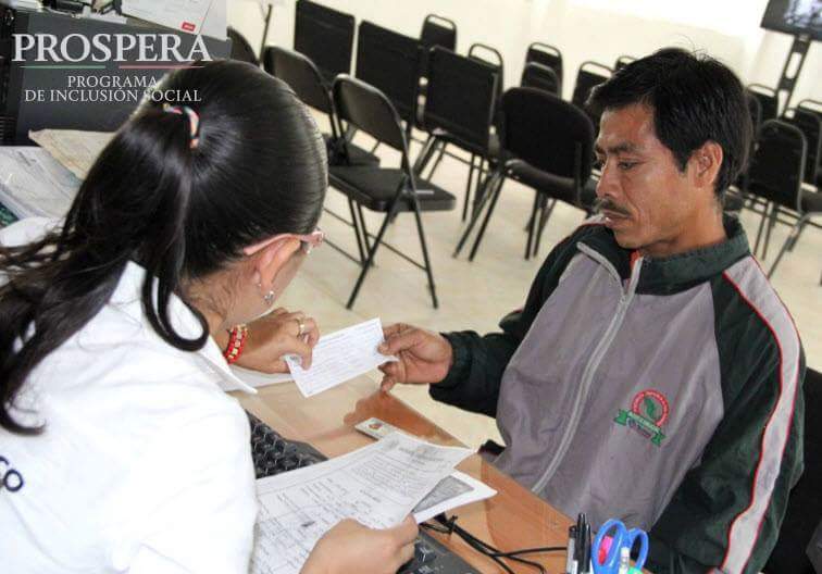 Prospera_MX's tweet photo. A través de Delegaciones Estatales y Unidades de Atención Regional PROSPERA brindamos información a familias beneficiarias en todo el país. https://t.co/Q4qUavvFUL