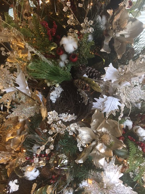 Schoolhousearth's tweet photo. Tell us… what colors are on your #Christmas tree? #red #blue #gold #silver https://t.co/wthCtUjiOk