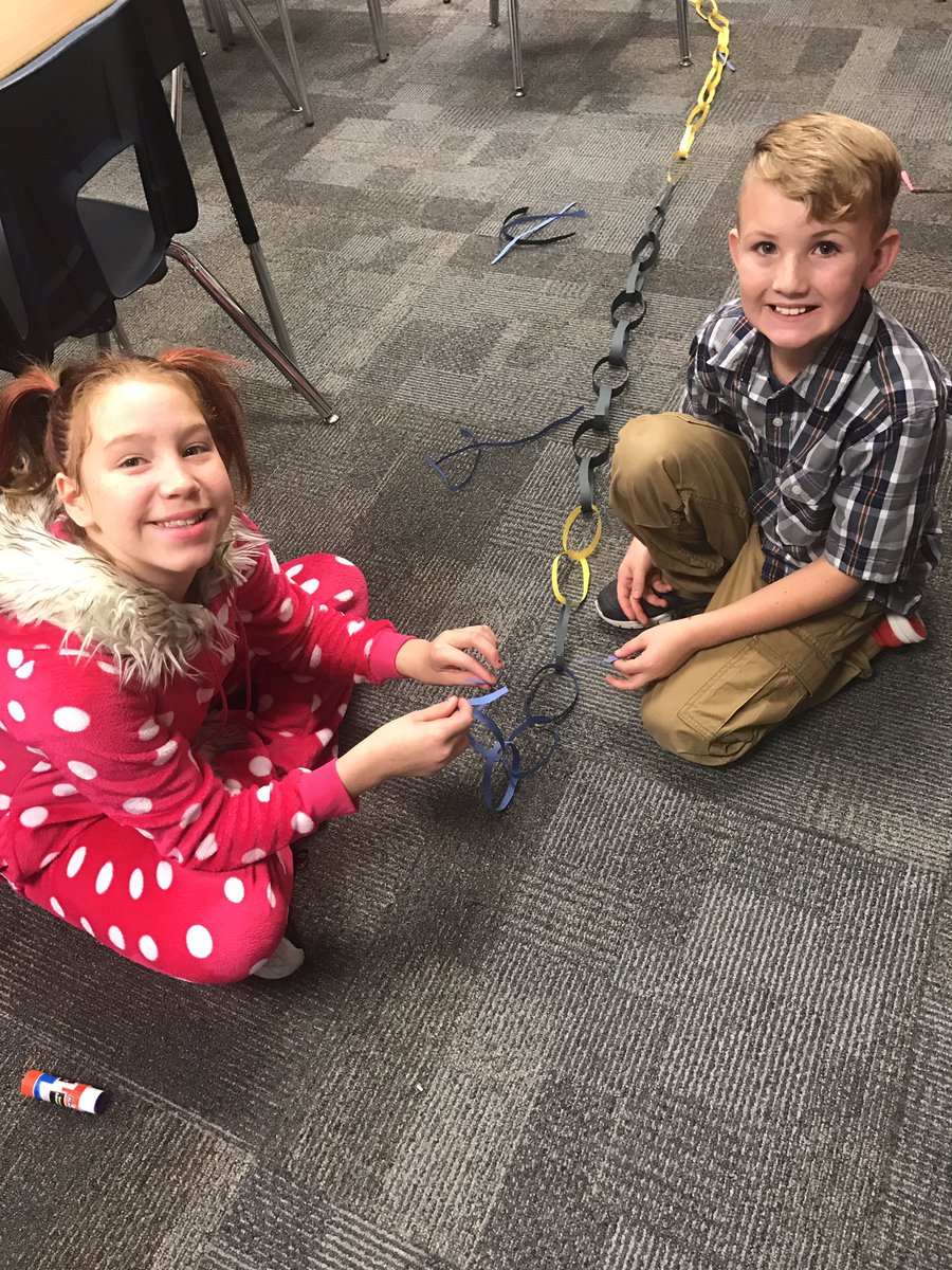 s_young2012's tweet photo. Longest chain wins! #teamwork #austinblueroos https://t.co/cOTUgVOlY7