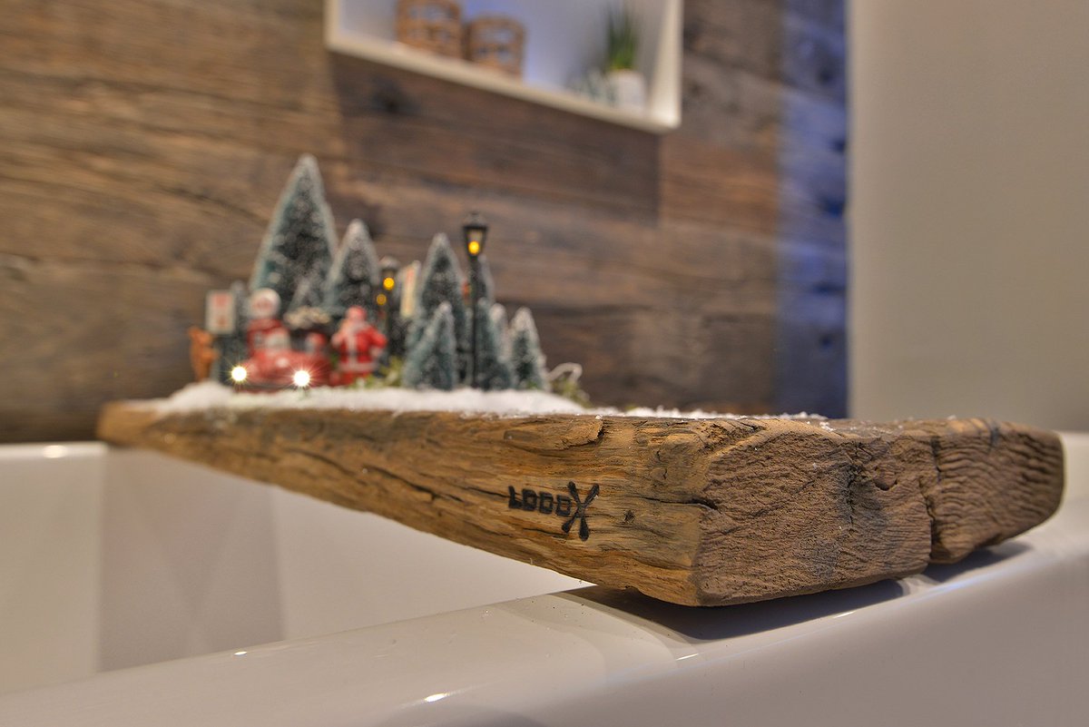It’s beginning to #LoooX a lot like #Christmas! #bathroom