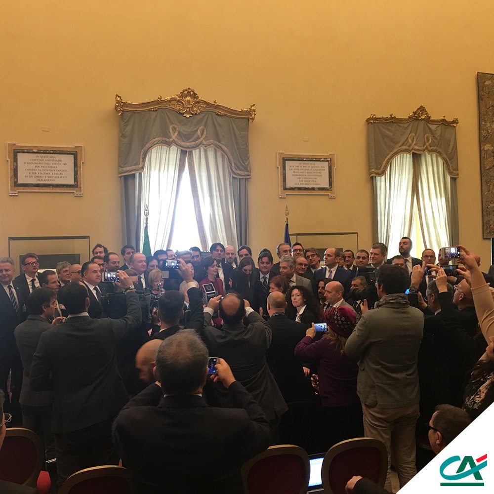 CA_Ita's tweet photo. #CréditAgricole ha ricevuto ieri il Premio dei premi 2017, Premio Abi per l’innovazione, per #BankMeApp, l’app destinata ai più giovani per gestire i risparmi. Uno conferma dello sguardo al futuro e alle nuove generazioni, da parte del Gruppo. https://t.co/CPnjoxJDUZ