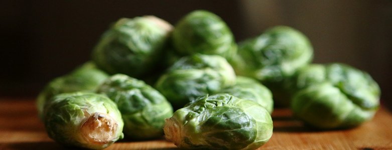 Spruiten. Je vindt ze lekker, of niet. Een feit is wel dat ze enorm #gezond zijn! Spruiten knallen uit elkaar van het mineraal IJzer en vitamine C. En je kan er verschillende kanten mee op. Lees in deze blog hoe je ze lekker kunt verwerken in je #smoothie! ow.ly/V7tK30hlieH