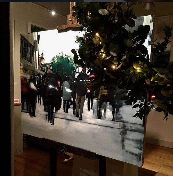 HicksGallery's tweet photo. Hope you're having a fun filled festive week! We are open until 5pm on Saturday for last minute gift inspiration so do pop in! #angelaedwards #art #windowdisplay #gallery #artgallery #wimbledon #leopoldroad #picoftheday #wreaths #hicksgallery https://t.co/KwZipXGkl6