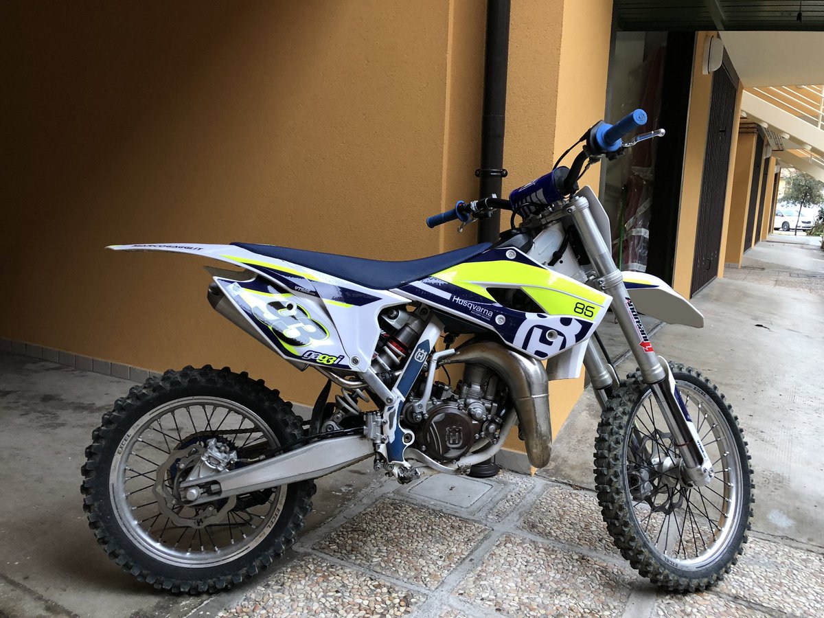 VisualTeamSas's tweet photo. Le nostre grafiche montate sulla moto di @MG93official e in azione sulla pista da cross di Cremona con @federmoto 

#vtsas #Gaggi93 #FMI https://t.co/LQnmQ37LOL