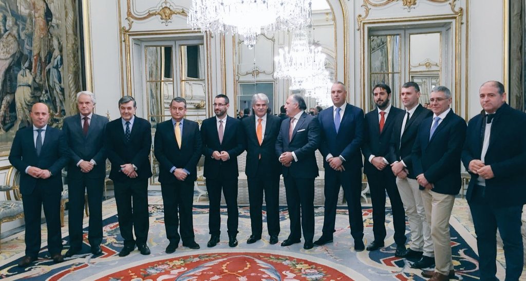 El delegado, <a href="/antoniosanz/">Antonio Sanz Cabello</a>, agradece al ministro de <a href="/MAECgob/">Ministerio de Asuntos Exteriores, UE y Cooperación</a> <a href="/AlfonsoDastisQ/">Alfonso Dastis</a>, su compromiso con el #Campo de Gibraltar. Hoy, en #Madrid, les ha citado junto a @SubdelegCadiz y alcaldes comarca para informarles sobre la evolución de las negociaciones del #Brexit.