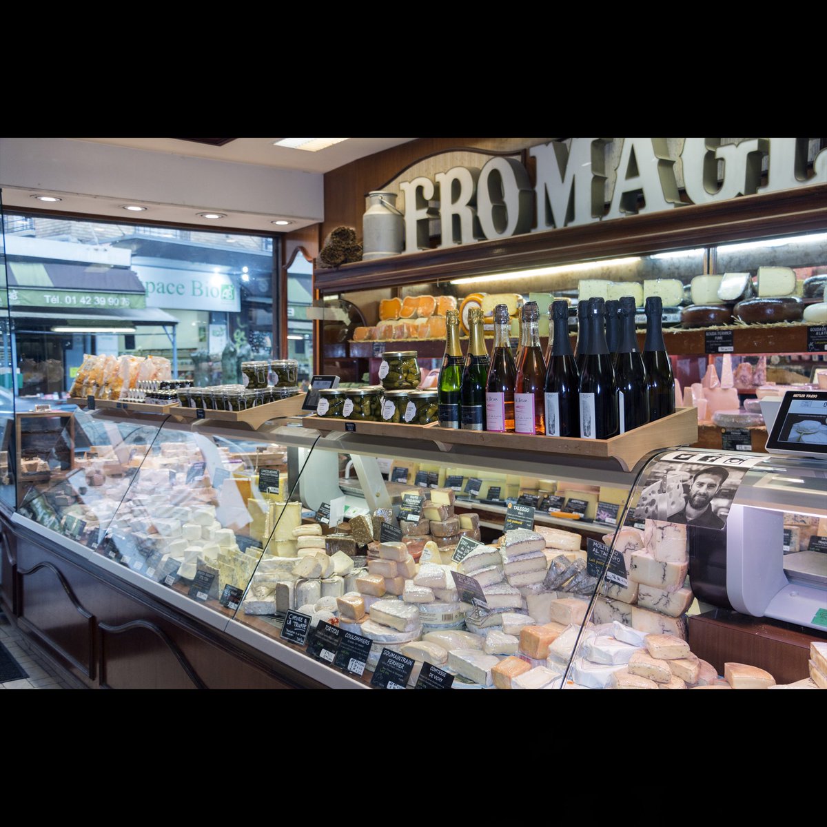 FromageBeaufils's tweet photo. Vous êtes prêts ? Les rayons de #fromages sont (presque) remplis 😋 A très bientôt ! #fromagerie #fromage #fromager #cheese #cheeseshop #foodphotography https://t.co/Fb6vUNu8Ht