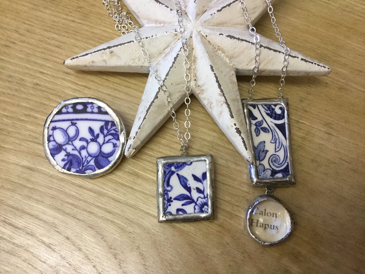 SnowInSummer33's tweet photo. Pretty blue and white china, now been made into lovely jewellery. #madeinwales #Denbigh #LoveLiveLocal #itsalchemy https://t.co/wrunrlNzdA