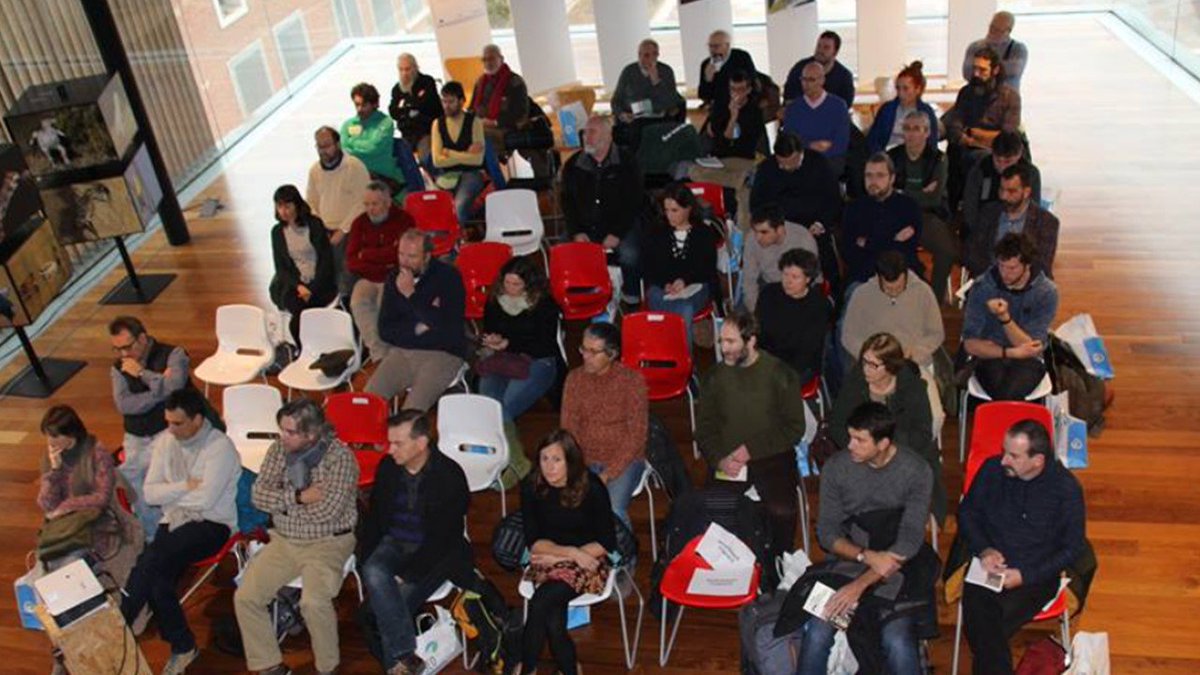 Primer foro de Turismo ornitológico en Aragón, en el Centro Ambientalia del Ebro. ( Zaragoza) 
Observamos ,bastante participación de la zona en el acto: 
Javier Mañas (Allucant), 
Agustin (Daroca), 
Pilar Edo (Asociación Amigos de Gallocanta)
Pablo Vicente ( Gallocanta)