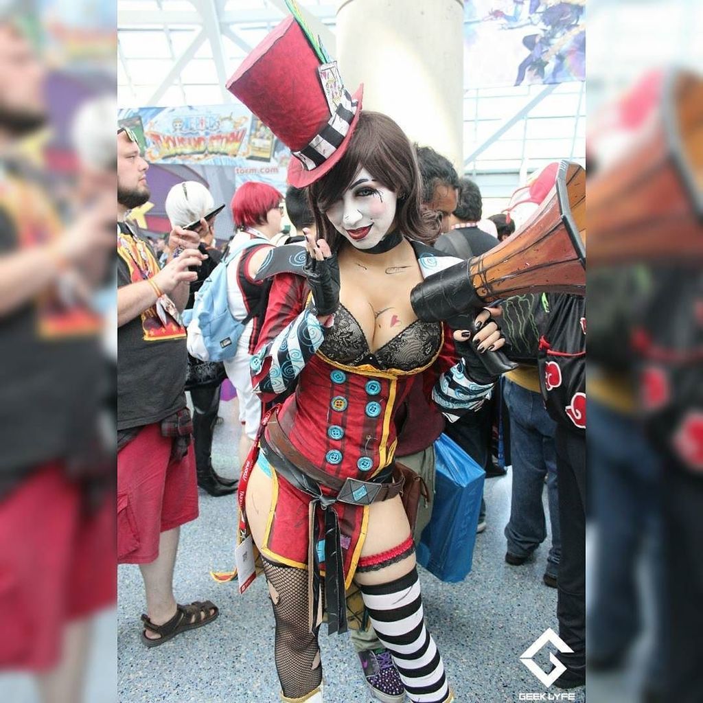 That_DeAngelo's tweet photo. #Cosplay photo of the day! @citrusbell does a fantastic #madmoxxi and showed this off at #animeexpo earlier this year! It is fantastic! 
#Azcosplay #Ax #Ax17 #Ax2017 #Borderlands #Borderlands2 #cosplayersofinstagram #Geek #Gaming https://t.co/L1yjD6C7jm https://t.co/p4nW22vWW5