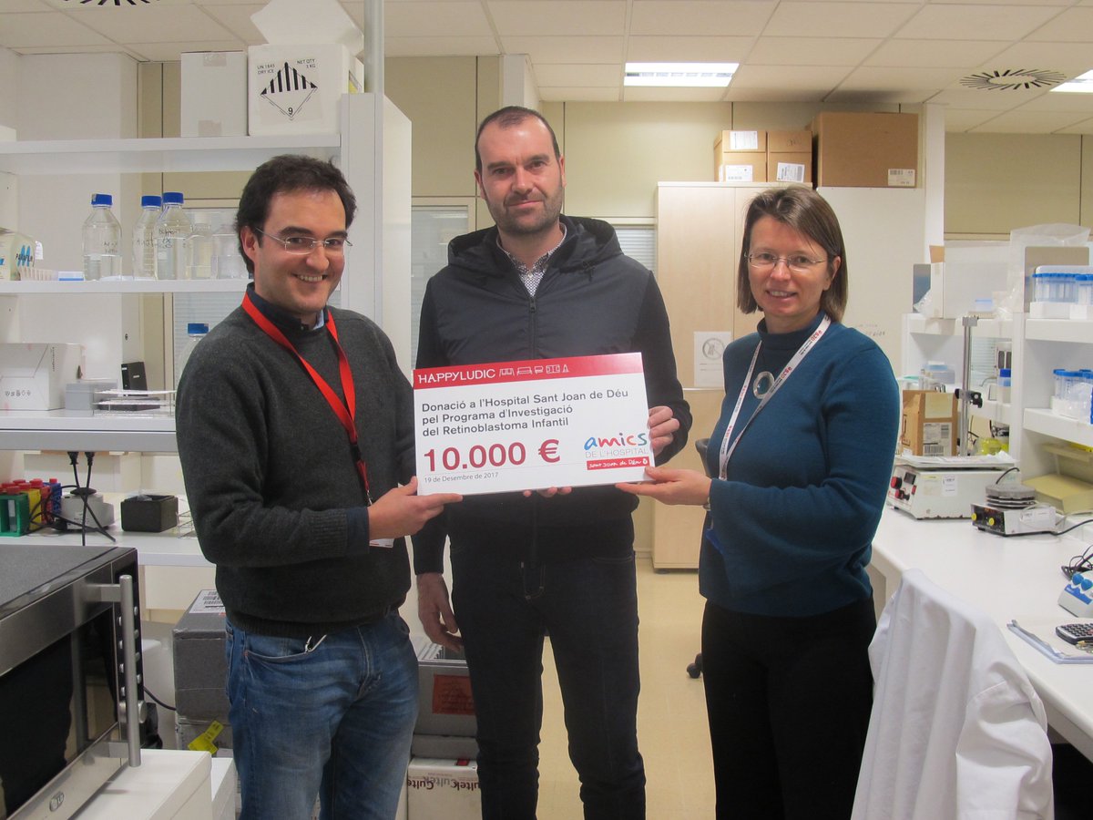 Happyludic's tweet photo. Ahir vam fer entrega a l'Hospital Sant Joan de Déu dels 10.000 € destinats al Programa d'Investigació del Retinoblastoma Infantil. El Dr. Ángel Montero ens va explicar l’assaig clínic amb virus oncolític, únic al món, que estan portant a terme. @SJDbarcelona_es #happy #nadal https://t.co/xvwig3nPVd