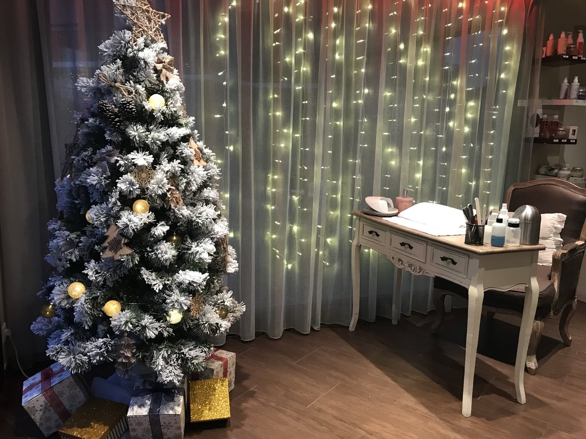 InstitutEvian's tweet photo. Vous avez trouvé tous vos cadeaux ? Nous avons des idées à vous suggérer 😜🎄🎁 https://t.co/IIWEv2bmy1