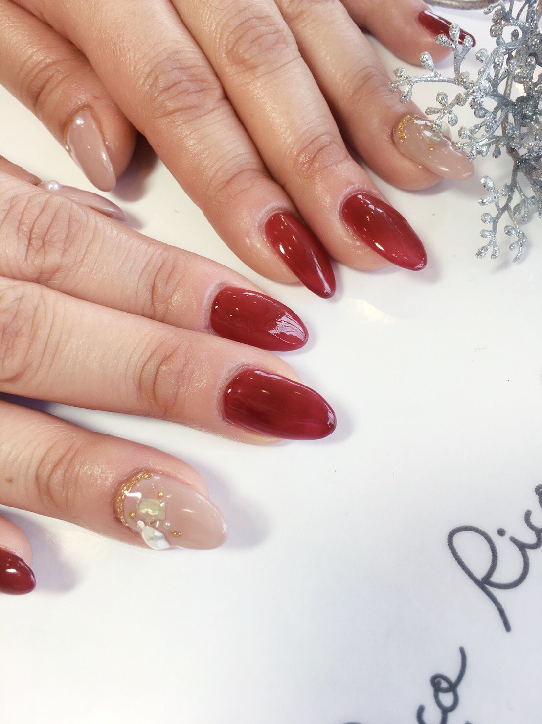 Rico Nail ミキシングしたこっくりボルドーにグレージュのシンプル冬ネイル シンプルが女性らしさを引き立てます 担当 坂井 8 300 ジェルネイル シンプルネイル 冬ネイル ボルドー グレージュ ルビケイト導入サロン ブローチェリコ