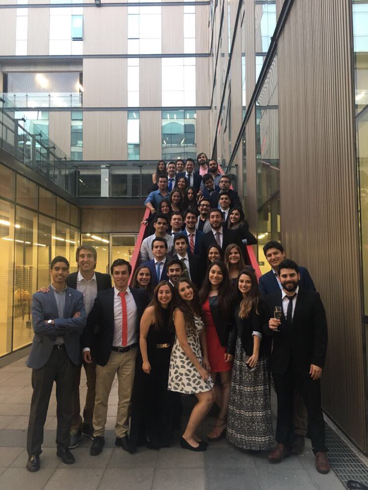 fevunab's tweet photo. Foto de familia. La Federación 2017 y 2018 de la @uandresbello después de cambio de mando realizado ayer por la tarde. https://t.co/0NjqlGIV0I