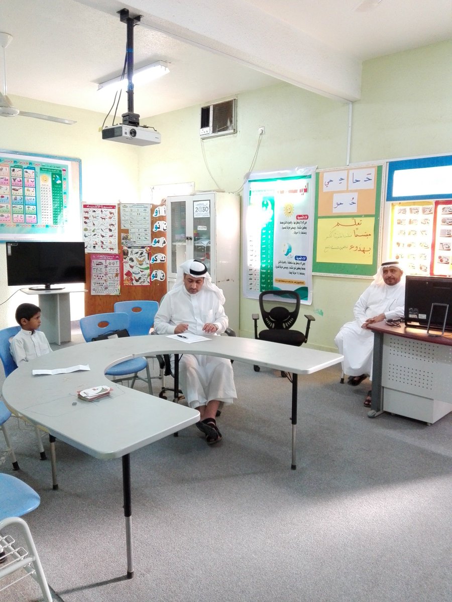 زيارة مشرف عام صعوبات التعلم بالوزارة أ/ياسر حبيب لبرنامج صعوبات التعلم بمدرسة الخوارزمي بساحل حلي صباح الاثنين 3/30 واطلاعه على مستويات الطلاب الملتحقين بالبرنامج ومناقشة المعلم /محمد العمري حول الية العمل وطرق تحسينه وتجويده بحضور قائد المدرسة.