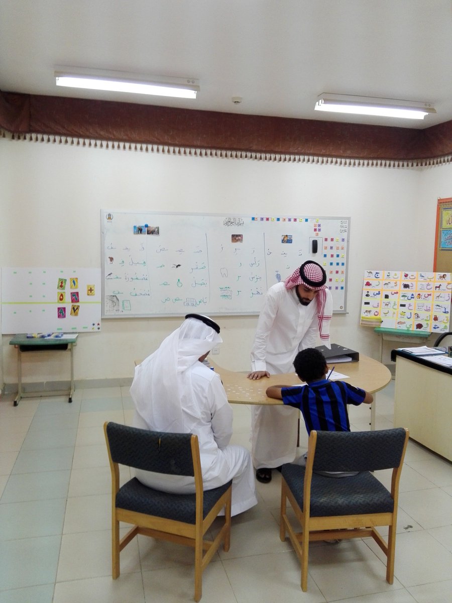 زيارة برنامج صعوبات التعلم بمدرسة الفتح بخميس حرب من قبل مشرف الوزارة الاستاذ/ ياسر حبيب ومتابعته لأحد الطلاب أثناء كتابته لنص مختار من أحد الدروس واطلاعه على اعمال المعلم بالبرنامج الاستاذ/سعود الشهراني.