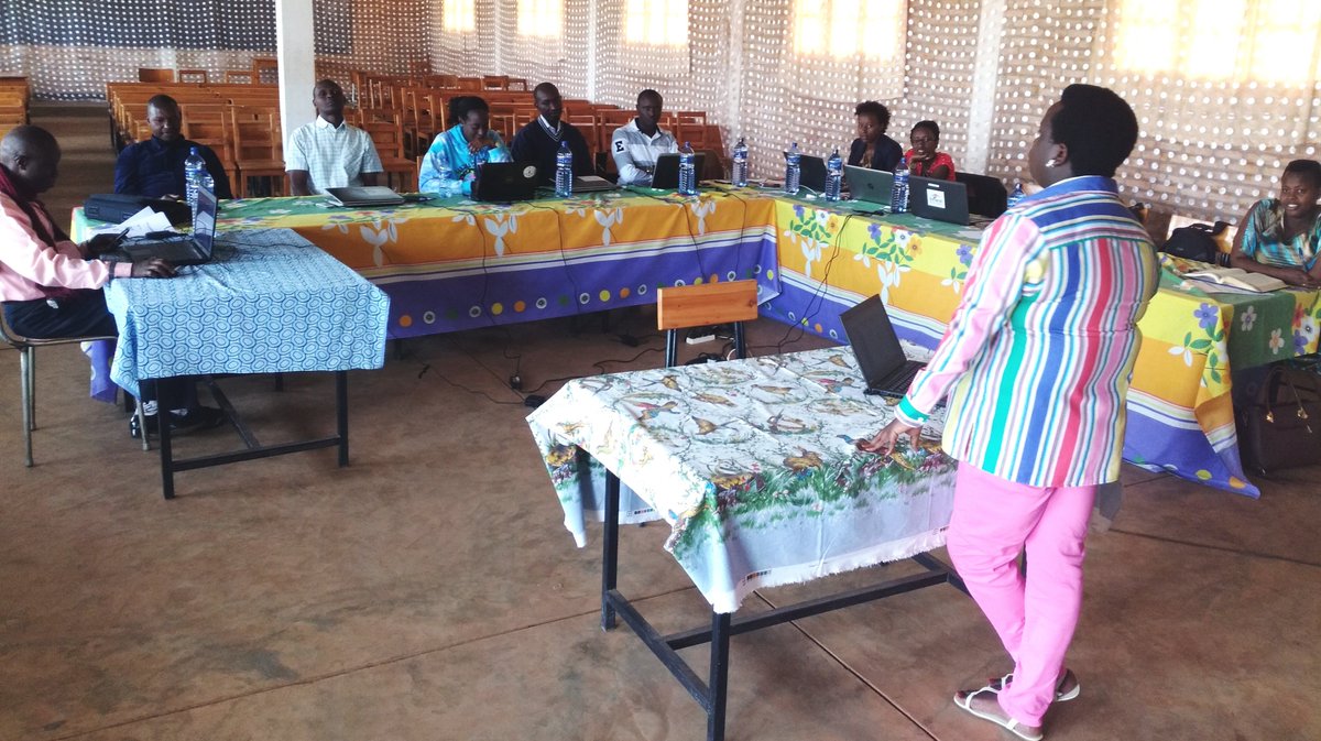 apfb_bdi's tweet image. #Burundi #Bujumbura  Un atelier de rapportage de l&apos;équipe #JointProgram du pgm #Menyumenyeshe de l&apos;@apfb_bdi se déroule à #Ijenda
Objectif:Évaluer les réalisations effectuées au cours de l&apos;an2017  pour relever les défis des #jeunes en matière de #santé #sexuelle #reproductice