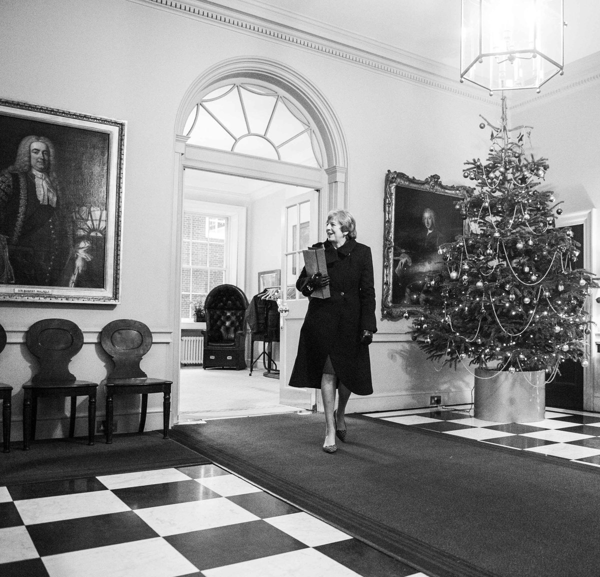 10DowningStreet's tweet photo. Prime Minister Theresa May heads to the @HouseofCommons from Number 10 for the last #PMQs of 2017 https://t.co/5VPPYu97Uk