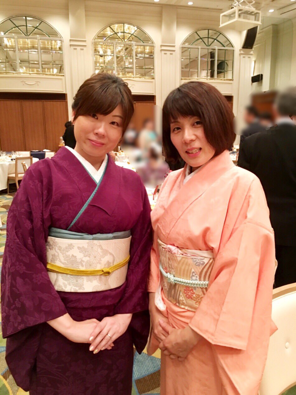 Twitter 上的 根本圭子 先日の装いその２ 先日というより先月なのだけど 披露宴にお呼ばれしたのでひとつ紋の入った色無地を 伊達襟緑にしてみたけど旦那どんに 袱紗みたい と言われたよ 笑 席がお隣だった間宮くるみさんとお着物コンビでパシャリ ねも