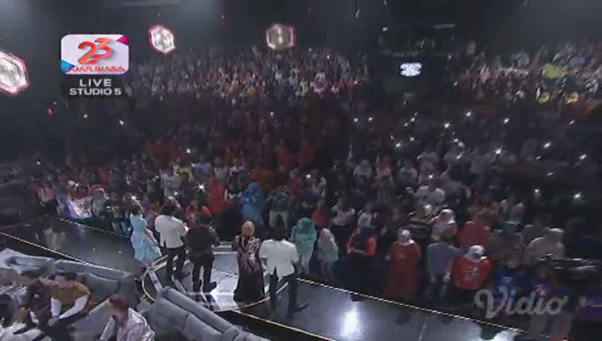 Ho~ A Ho~ E!
Buruan merapat #KonserSocmedDAA3 sudah mulai nih. 
Kalian nggak mau ketinggalan keseruan malam ini kan?