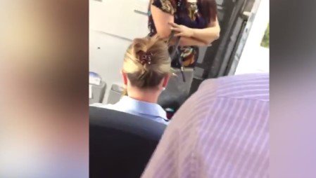 NewsTaroba's tweet image. Gleisi Hoffmann é hostilizada por passageira em voo
bit.ly/2z3aSmr 

#hostilizada
#passageira