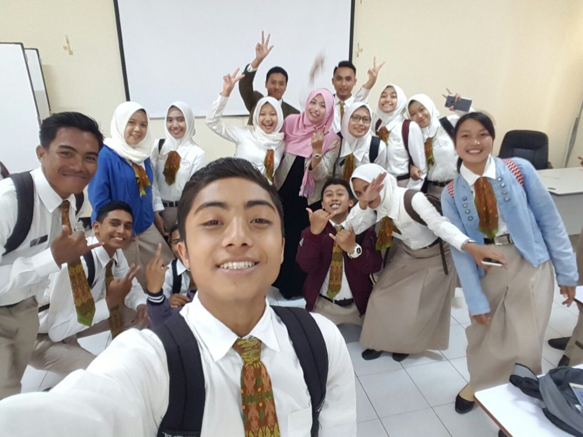 Almamater golden menangis lagi.
Terimakasih telah datang
Terimakasih telah mengajarkan
Anda berbeda 
Banyak dari benih ini yang menyimpan duka perpisahan ini
Namun apalah daya
Tak akan ada pertemuan
Jika tak ada perpisahan.
Ku layangkan do a ku untuk mu...
Jazakumullah