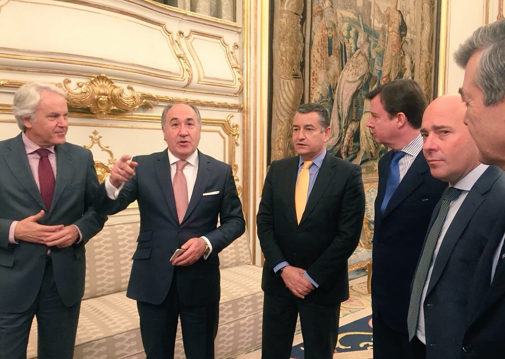 Con delegado <a href="/antoniosanz/">Antonio Sanz Cabello</a> , los alcaldes y pte. <a href="/MancomunidadCdG/">Mancom.C.Gibraltar</a> hemos abordado la evolución de las negociaciones del #Brexit que el ministro <a href="/AlfonsoDastisQ/">Alfonso Dastis</a> nos ha trasladado, tal y como el propio ministro <a href="/MAECgob/">Ministerio de Asuntos Exteriores, UE y Cooperación</a> se comprometió en su visita a la comarca en septiembre pasado