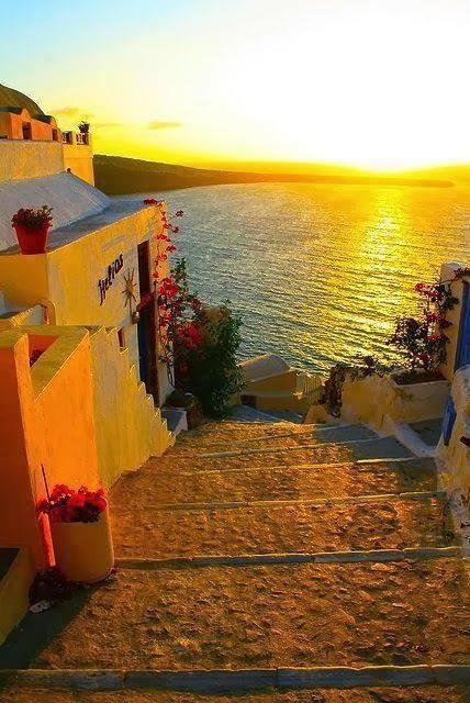 NationalGeograC's tweet photo. Dorado atardecer en Santorini. Grecia https://t.co/DdZBEUc7FH