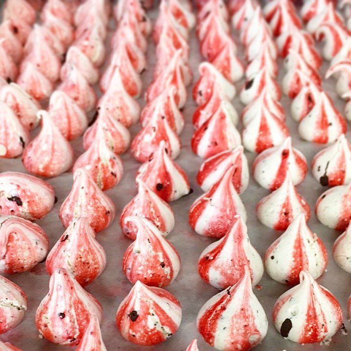 jbchang's tweet photo. Rows and rows of peppermint chocolate meringue kisses for the holidays! π«ππ#pipedbyhand #thousands #andthousands #peppermintkisses #chocolate #happyholidays #giftboxes #beautiful #betchacanteatjustone #amazingbakers #pastrylife #pastrylove https://t.co/Kz6ZP5SeyZ https://t.co/DSZJfZp93p