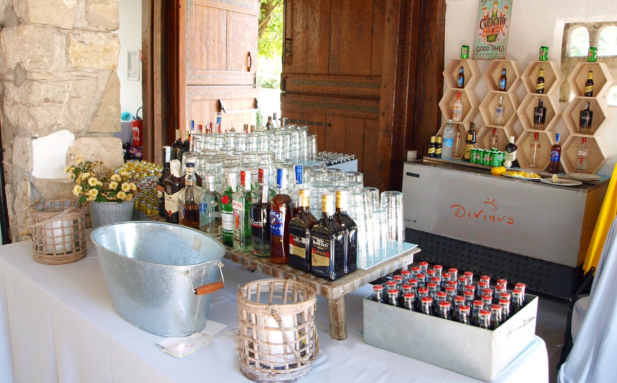divinuscatering's tweet photo. Lo adaptamos todo a vuestro estilo, incluso la barra libre. ¿Cuál va más con vosotros?
#DivinusCatering #Evento #Exclusivo #Catering #Divinus #Wedding #WeddingDay #Inspiracion #WeddingCatering #Bodas2017 #BarraLibre #BasqueCountry #BodasEuskadi #BodasGipuzkoa #DiaDeLaGilda #Barra https://t.co/1szXBlJz8b