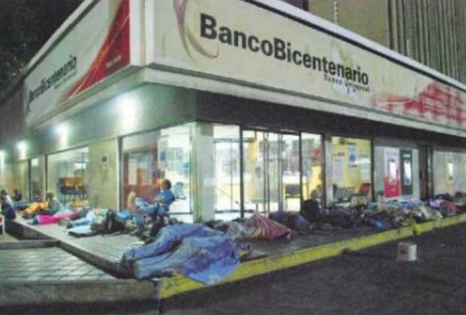 DBonyuet's tweet photo. #AunqueUstedYaLoSabia

No son indigentes, ... así están las colas en los bancos, ... desde temprano en la madrugada, de los ancianitos tratando de cobrar su pensión ... o muriendo en el intento

Esto es amor de patria... 

(Fotos de La Verdad) https://t.co/SN1KXgo5tO