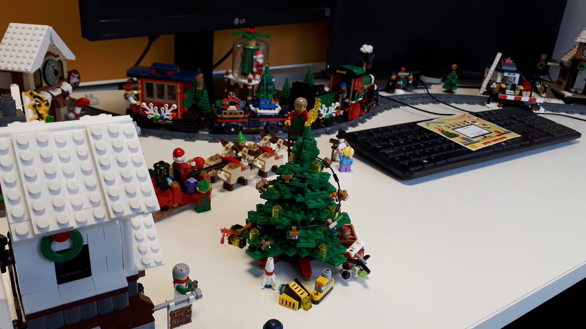 ActionPointTech's tweet photo. Some of the featured entries from our Deck-your-Desk competition.

Winners will be announced later this afternoon. 

Stay Tuned! https://t.co/bykEru4OVA
