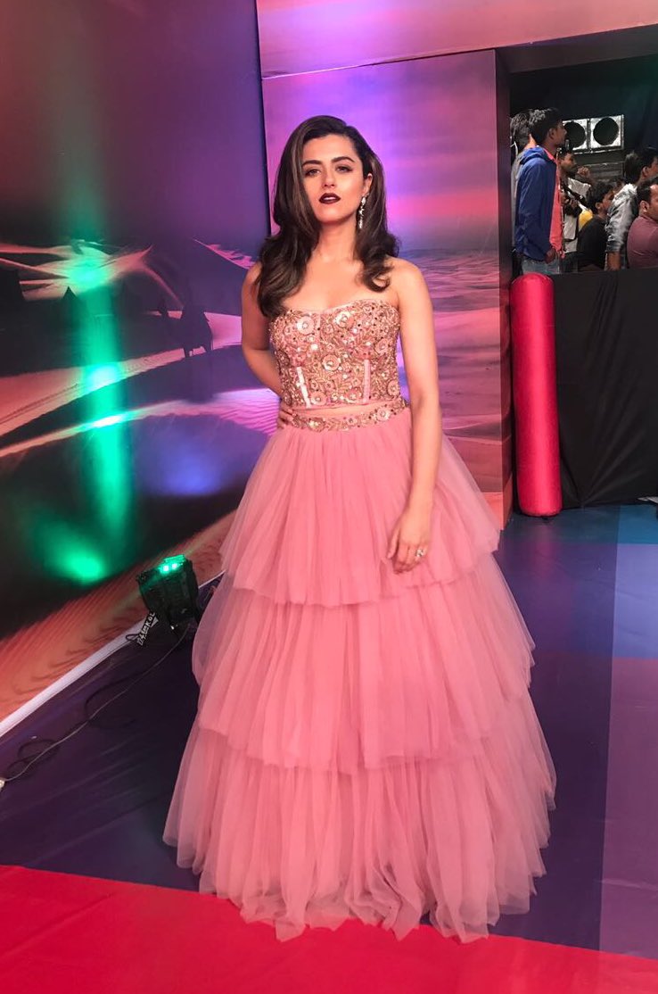 iRidhiDogra's tweet photo. 💫♥️🦄🤩
Berry on my lips and tule in my steps....It felt a lot like Christmas or I am simply hungover from binge watching #thecrown #princessythings 
#falalalala
#nofilterneeded 
#hostingduties 
@ZeeTV 
@ZeeCineAwards https://t.co/G2UVdhOiRQ