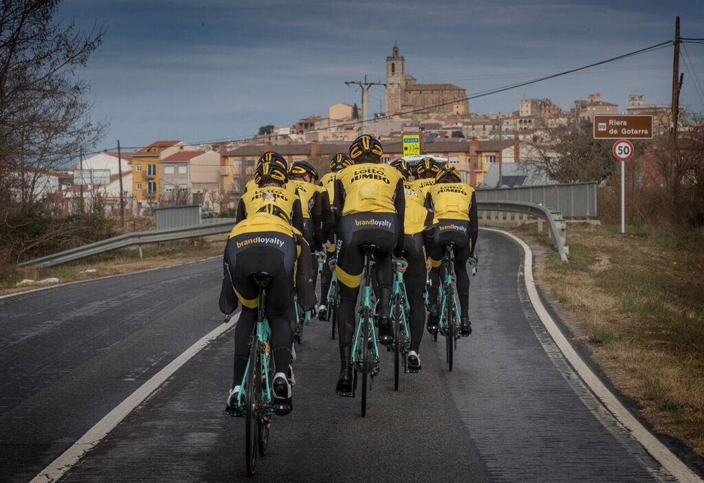 EddyBouwmans's tweet photo. Het team @LottoJumbo_road is klaar voor het nieuwe seizoen. Wanneer boek jij een arrangement met de #Hospitality crew en beleef jij de koers 2.0 #BUCKETLIST @Lotto_NL @JumboSupermarkt @brandloyalty @ShimanoROAD @BianchiBenelux @VifitSport https://t.co/DN9F9klR0B