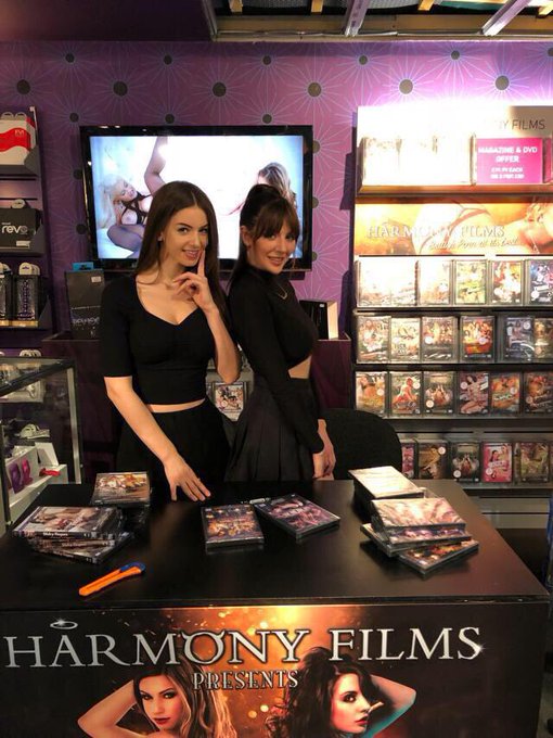 Thank you so much @harmonystoreuk for having me &amp; @TheBadBentley !!! Thanks to @tallmartinh @AlexAtlantis<a class="tags" target="_blank" title="On Twitter" href="/?out=eyJ0eXAiOiJKV1QiLCJhbGciOiJIUzUxMiJ9.eyJpYXQiOjE3MTk4MTA4NTAsImlzcyI6InR3cG9ybnN0YXJzLmNvbSIsIm5iZiI6MTcxOTgxMDg1MCwiZXhwIjoxNzUxMzQ2ODUwLCJyZWRpcmVjdF91cmwiOiJodHRwczovL3R3aXR0ZXIuY29tL2hhcm1vbnlzdG9yZXVrIn0.19zT78kcFUFdRqegJXxoDaFa0HP85Nzkr5zEQw1fI8v4lYuWj7_7dntzolnPDyHv2KKQzQceodpBp59Vp_YliQ">@harmonystoreuk</a><a href="/tag/avn"class="tags"><span>#avn</span></a><a href="/tag/dpatavn"class="tags"><span>#dpatavn</span></a>