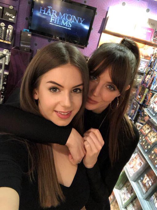 Thank you so much @harmonystoreuk for having me &amp; @TheBadBentley !!! Thanks to @tallmartinh @AlexAtlantis<a class="tags" target="_blank" title="On Twitter" href="/?out=eyJ0eXAiOiJKV1QiLCJhbGciOiJIUzUxMiJ9.eyJpYXQiOjE3MTk4MTA4NTAsImlzcyI6InR3cG9ybnN0YXJzLmNvbSIsIm5iZiI6MTcxOTgxMDg1MCwiZXhwIjoxNzUxMzQ2ODUwLCJyZWRpcmVjdF91cmwiOiJodHRwczovL3R3aXR0ZXIuY29tL2hhcm1vbnlzdG9yZXVrIn0.19zT78kcFUFdRqegJXxoDaFa0HP85Nzkr5zEQw1fI8v4lYuWj7_7dntzolnPDyHv2KKQzQceodpBp59Vp_YliQ">@harmonystoreuk</a><a href="/tag/avn"class="tags"><span>#avn</span></a><a href="/tag/dpatavn"class="tags"><span>#dpatavn</span></a>