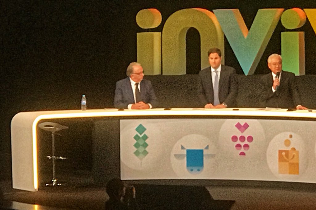 DijonCereales's tweet photo. Table ronde sur le Brésil avec la participation de notre président Marc Patriat, fin connaisseur du Matto Grosso ! 👍😃 « Le développement international ne peut pas ne pas passer par le Brésil ! » #invivo17 https://t.co/TqUMnqM4KX