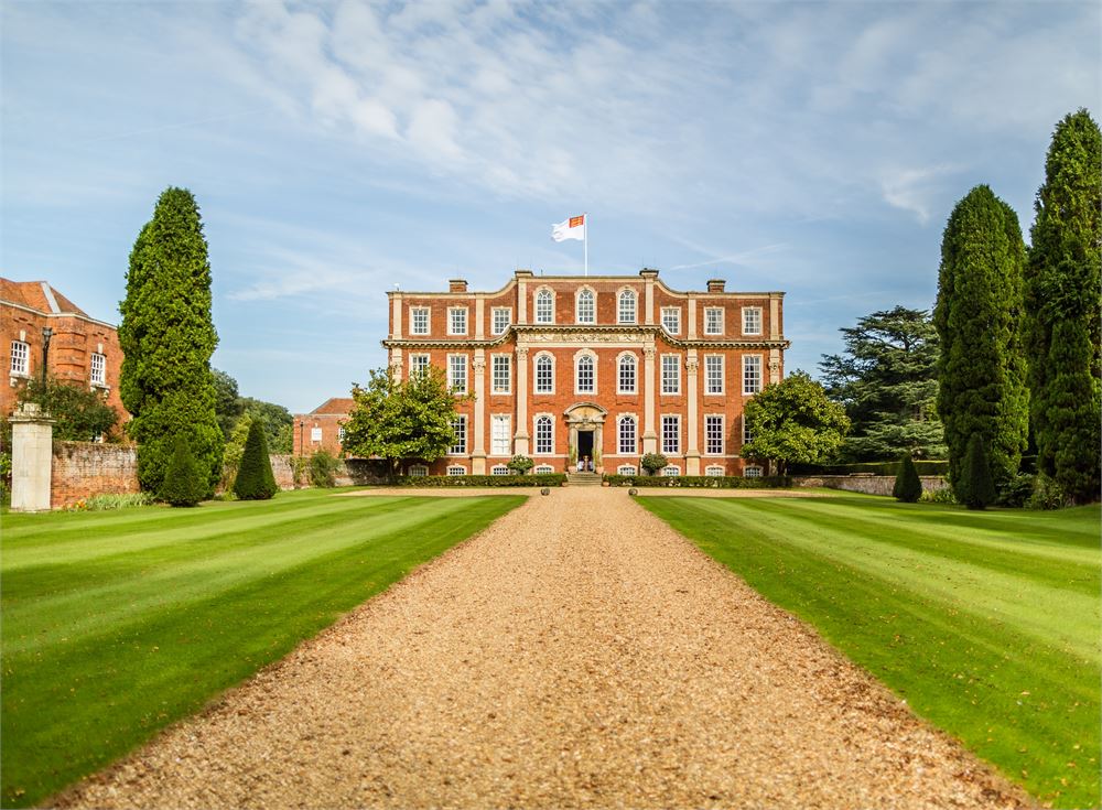 Are you a Buckinghamshire bride top be? Looking for a regal venue for your big day? Fabulous 18th century Chicheley Hall  @ChicheleyHall is holding a wedding open night 6-8 tonight #weddingvenue #weddingfair #bridetobe #bridal #Buckinghamshirebride #inspire
