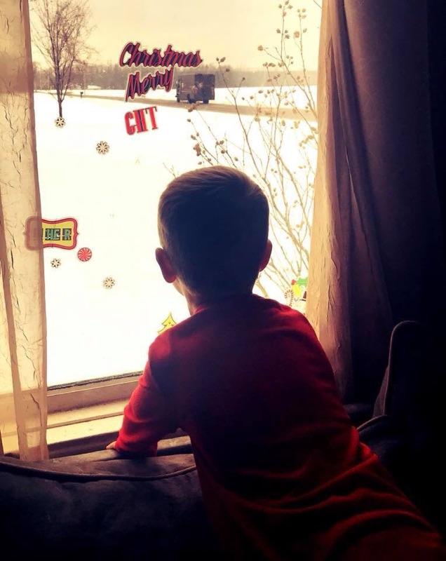 Proud Service Provider &amp; Dad Rob shared this picture of his son watching the #realsanta delivering packages. #mostimportantstopoftheday #peak2017 <a href="/NortheastUPSers/">NortheastUPSers</a>