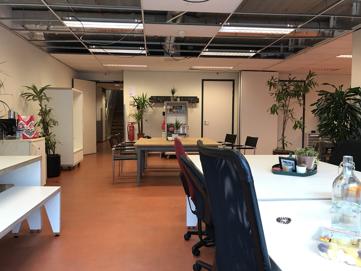 🏢🎉We zijn verhuisd binnen #dedreef, nu een mooi uitzicht op plein en flat! Kom een keer flexwerken of een bakkie doen. We zijn er vaak op wo en vr tussen 10-17. Op meer vaste basis hier komen werken? Mail dan even 📧 dedreef@thesocialcollective.nl #flexwerken #overvecht