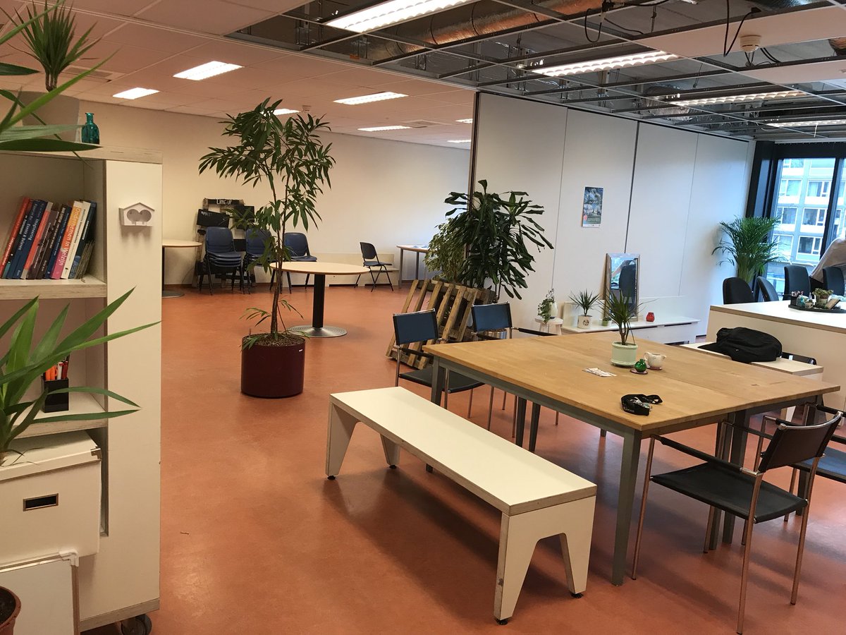 TSC_NL's tweet photo. 🏢🎉We zijn verhuisd binnen #dedreef, nu een mooi uitzicht op plein en flat! Kom een keer flexwerken of een bakkie doen. We zijn er vaak op wo en vr tussen 10-17. Op meer vaste basis hier komen werken? Mail dan even 📧 dedreef@thesocialcollective.nl #flexwerken #overvecht https://t.co/2xLMWZL9j0
