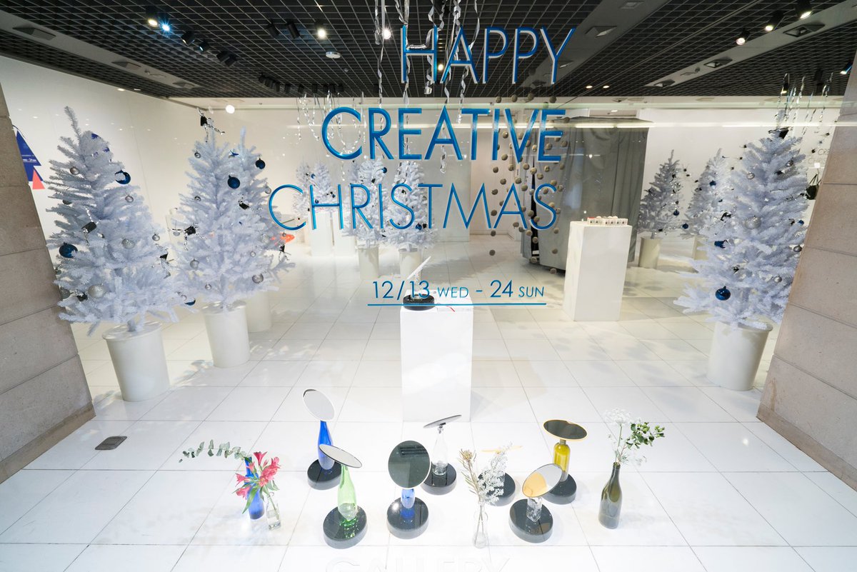 hconcept_JP's tweet photo. 渋谷 Bunkamura Galleryにて開催中の『HAPPY CREATIVE CHRISTMAS 』も残すところ4日となりました！

写真は、+dの新作 #サンフラワー 。
瓶や器に、お花を生けるように挿して使うミラーです。

挿す瓶によって印象がガラリと変わるところも面白いプロダクトです🌻 https://t.co/F68K0SzIRy