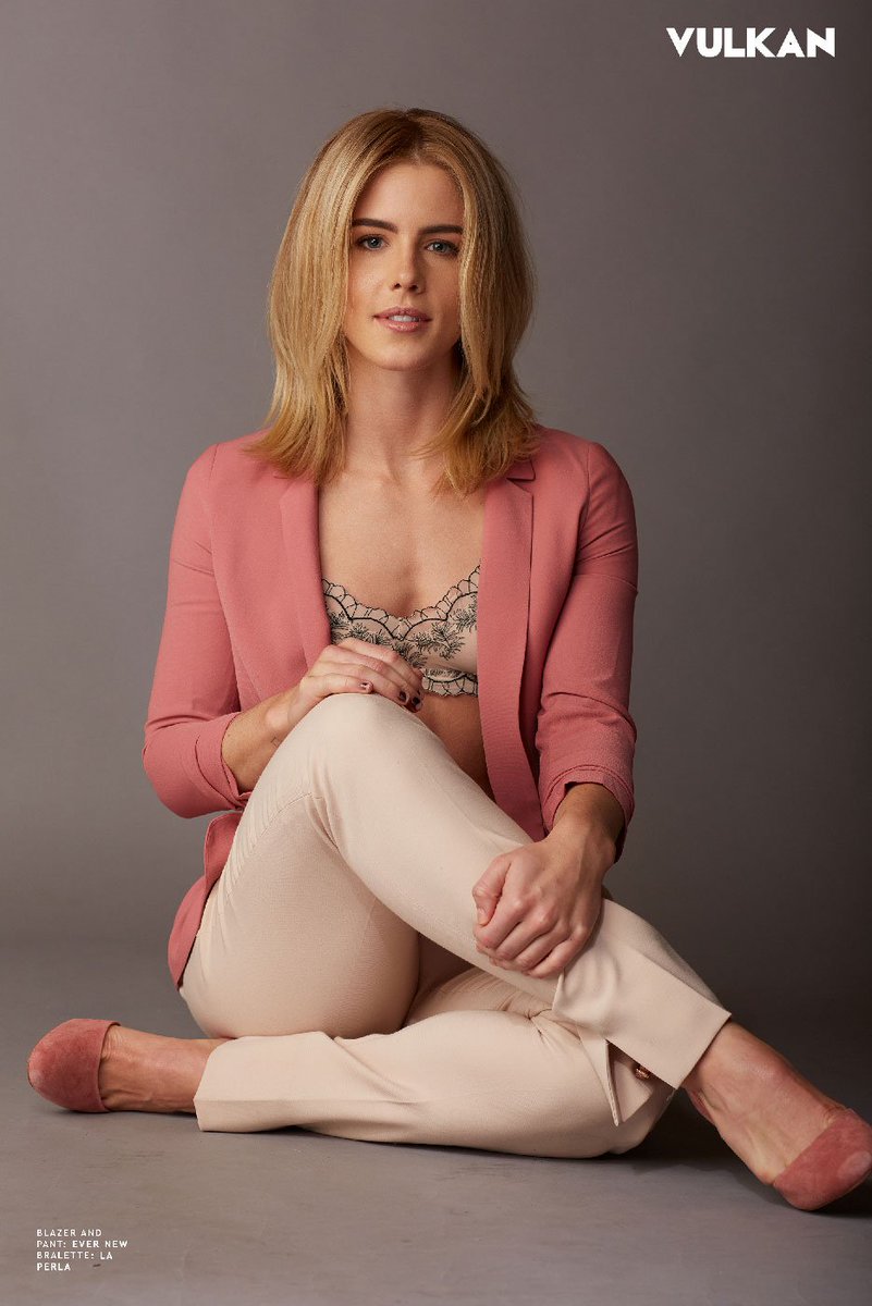 AsilKheroufi's tweet photo. Happy #WomanCrushWednesday #FelicitySmoak @EmilyBett 👓💻💪👑🔥😍 https://t.co/GSJQxwjKDi