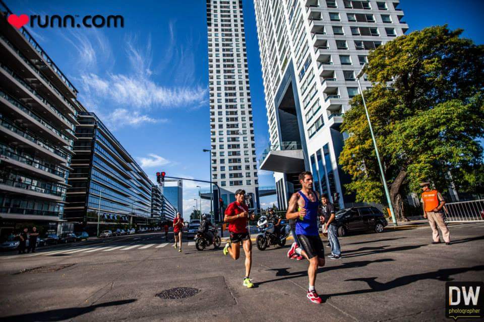 ezepauluzak's tweet photo. Cuando intentas marcar un PB en 10 km y tú liebre de lujazo es el "Pulpo Paul" @DarthBardo

📷💥A @DiegoWinitzky

#PauluzakTrailRunningTeam
#ReebokRunClub
#Optitech
#Ultragym
#Araikani
#Mervick
#Dole https://t.co/zUJLsCapif