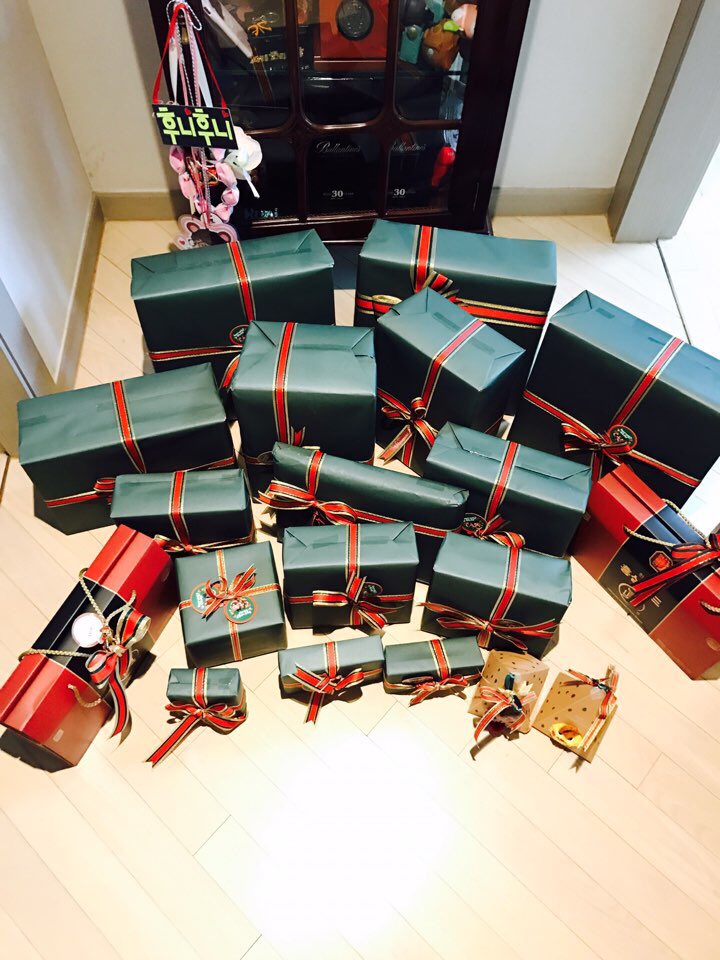 Huni's tweet photo. 다시한번 1년동안 추억들과 이번 생일선물들 감사드립니다 ! 앞으로도 잘먹고 잘살고 내년에도 최선 다해서 재미있는 한해 같이 만들어볼게요:)   Thanks for the supporting this year again these are my birthday gift with cheering stuff from fans. I will try my best next year too ! https://t.co/4AFHMkt6ki